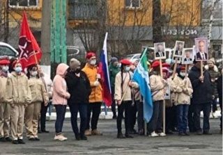 "Era Putin", sarbatorita de elevii din Siberia printr-o defilare cu portretele presedintelui rus "Era Putin", sarbatorita de elevii din Siberia printr-o defilare cu portretele presedintelui rus