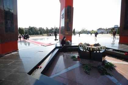Maia Sandu a depus flori la Complexul Memorial "Eternitate”: "Sacrificiul lor nu poate fi uitat. El ne invata cat de pretioasa este pacea" - FOTO