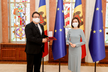 Maia Sandu i-a conferit "Ordinul de Onoare" Ambasadorului UE la Chisinau, Peter Michalko - FOTO