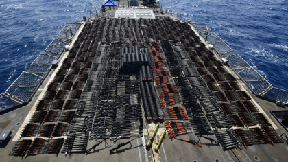 Marina SUA a capturat un transport de arme atat de mare incat a acoperit puntea spate a unui crucisator de 173 de metri Marina SUA a capturat un transport de arme atat de mare incat a acoperit puntea spate a unui crucisator de 173 de metri
