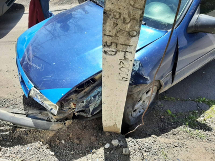 Un sofer a ajuns la spital, dupa ce a intrat cu masina intr-un stalp, la Soroca - FOTO Un sofer a ajuns la spital, dupa ce a intrat cu masina intr-un stalp, la Soroca - FOTO