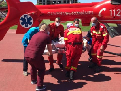 Un tanar de 21 de ani, transportat de urgenta cu un echipaj SMURD, la Chisinau - FOTO Un tanar de 21 de ani, transportat de urgenta cu un echipaj SMURD, la Chisinau - FOTO