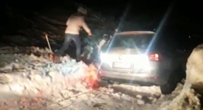 Iarna in plina primavara in Romania. Sapte turisti au ramas blocati in zapada - VIDEO Iarna in plina primavara in Romania. Sapte turisti au ramas blocati in zapada - VIDEO