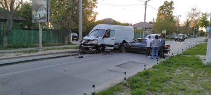 Accident cu implicarea unui BMW, in capitala. Doua masini au fost avariate - FOTO Accident cu implicarea unui BMW, in capitala. Doua masini au fost avariate - FOTO