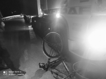 Accident la Hancesti. Un barbat a ajuns la spital, dupa ce a fost lovit de un camion in timp ce a iesit cu bicicleta fara sa se asigure - FOTO Accident la Hancesti. Un barbat a ajuns la spital, dupa ce a fost lovit de un camion in timp ce a iesit cu bicicleta fara sa se asigure - FOTO