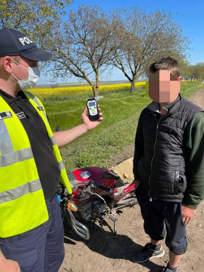 Si-au continuat drumul pe jos. Doi motociclisti din Cahul - prinsi beti crita - FOTO Si-au continuat drumul pe jos. Doi motociclisti din Cahul - prinsi beti crita - FOTO
