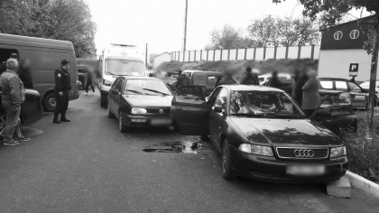 Accident teribil la Falesti. O femeie a murit  dupa ce a fost strivita de un automobil in timp ce se urca in masina - FOTO