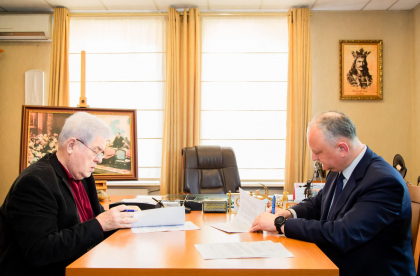 Cum arata simbolul blocului electoral PSRM-PCRM, inregistrat de CEC: o stea mare si rosie in mijlocul careia se afla secera si ciocanul. Reactia lui Dodon
