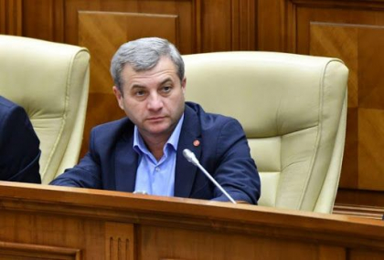 Cum raspunde Corneliu Furculita, intrebat daca sacosa neagra, despre care Vlad Plahotniuc vorbea cu Igor Dodon intr-un video, a ajuns la el: "Este un filmulet produs in studiourile domnului Plahotniuc"