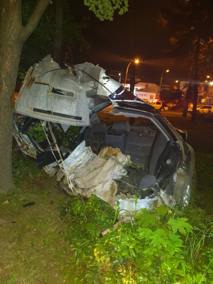 Accident tragic in capitala. Un tanar a ajuns in coma la spital, dupa ce a intrat cu masina intr-un copac. Automobilul s-a transformat intr-un bot de fiare - FOTO