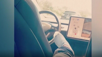 Un tanar din SUA a condus o masina Tesla in timp ce se afla pe bancheta din spate - VIDEO