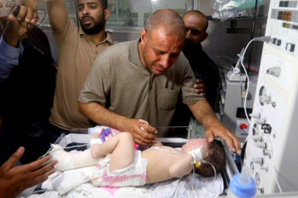 Un bebelus a fost gasit in viata la pieptul mamei sale moarte, dupa un atac israelian in Gaza Un bebelus a fost gasit in viata la pieptul mamei sale moarte, dupa un atac israelian in Gaza