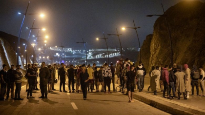 Exclava spaniola Ceuta, aflata pe coasta Africii, a fost luata cu asalt de mii de migranti. Spania a trimis armata Exclava spaniola Ceuta, aflata pe coasta Africii, a fost luata cu asalt de mii de migranti. Spania a trimis armata
