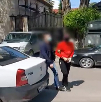 A intrat intr-un apartament din capitala si a furat tot ce a putut. Un tanar de 25 de ani, retinut si plasat in arest. Cum a fost surprins de camerele de supraveghere - VIDEO A intrat intr-un apartament din capitala si a furat tot ce a putut. Un tanar de 25 de ani, retinut si plasat in arest. Cum a fost surprins de camerele de supraveghere - VIDEO