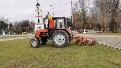  Fermierul, care a arat in Parcul Catedralei in timpul protestului agricultorilor, sanctionat. Ce amenda a primit