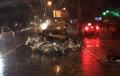 Grav accident in capitala. Un BMW a ajuns intr-un pilon Grav accident in capitala. Un BMW a ajuns intr-un pilon