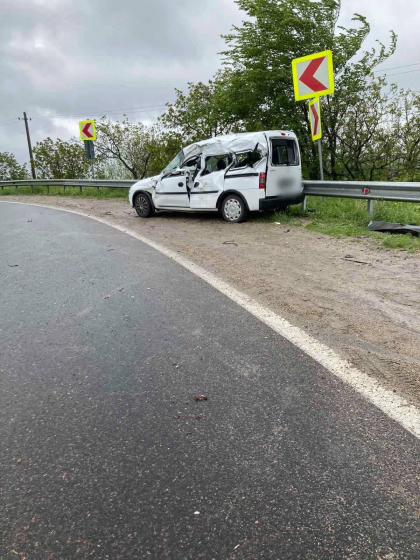 Accident la Peresecina. Doua persoane au ajuns la spital - FOTO Accident la Peresecina. Doua persoane au ajuns la spital - FOTO