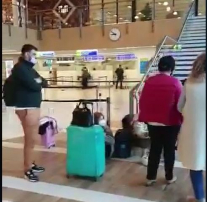 Mai multi moldoveni, care urmau sa zboare in Italia, blocati pe aeroportul din Chisinau. Motivul pentru care nu le-au permis sa urce in avion - VIDEO Mai multi moldoveni, care urmau sa zboare in Italia, blocati pe aeroportul din Chisinau. Motivul pentru care nu le-au permis sa urce in avion - VIDEO