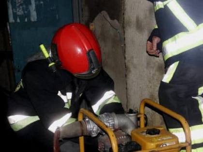 Mai multe gospodarii din tara au fost inundate. Pompierii au intervenit pentru a pompa apa Mai multe gospodarii din tara au fost inundate. Pompierii au intervenit pentru a pompa apa
