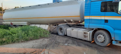 O autocisterna cu 26 de tone de combustibil, blocata pe un drum din Comrat. A fost nevoie de interventia pompierilor - FOTO O autocisterna cu 26 de tone de combustibil, blocata pe un drum din Comrat. A fost nevoie de interventia pompierilor - FOTO