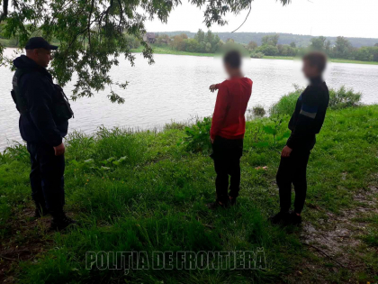 Doi minori au fost prinsi de Politia de Frontiera Soroca, dupa ce au vrut sa traverseze raul Nistru pe o saltea gonflabila. La fata locului au venit 10 echipaje de interventie