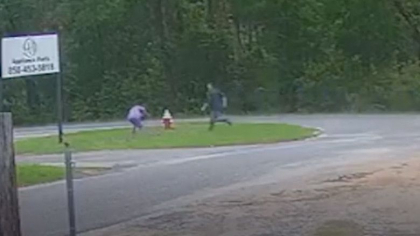 O fata de 11 ani din SUA scapa de un barbat inarmat cu un cutit, care voia sa o rapeasca. Imagini de pe camerele de supraveghere O fata de 11 ani din SUA scapa de un barbat inarmat cu un cutit, care voia sa o rapeasca. Imagini de pe camerele de supraveghere