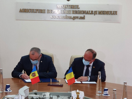 Guvernele Moldovei si Romaniei au semnat un acord pentru constructia unui apeduct. Mai multe localitati din Moldova vor fi alimentate cu apa potabila din Iasi - FOTO Guvernele Moldovei si Romaniei au semnat un acord pentru constructia unui apeduct. Mai multe localitati din Moldova vor fi alimentate cu apa potabila din Iasi - FOTO