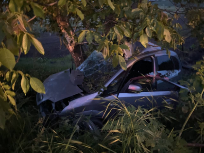 Accident tragic, la Ialoveni. Un tanar a murit, dupa ce a pierdut controlul volanului si a intrat intr-un copac - FOTO Accident tragic, la Ialoveni. Un tanar a murit, dupa ce a pierdut controlul volanului si a intrat intr-un copac - FOTO