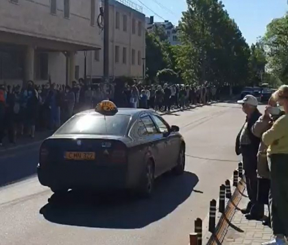 Zeci de oameni stau la rand pentru a se vaccina la maratonul initiat de Universitatea de Medicina. Institutia anunta ca oamenii se pot imuniza inclusiv cu Pfizer - VIDEO