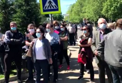 S-a terminat vaccinul Pfizer de la maratonul initiat de Universitatea de Medicina. Oamenii veniti de la primele ore ale diminetii pentru a se imuniza sunt nemultumiti - VIDEO S-a terminat vaccinul Pfizer de la maratonul initiat de Universitatea de Medicina. Oamenii veniti de la primele ore ale diminetii pentru a se imuniza sunt nemultumiti - VIDEO