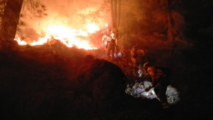 Pompierii se lupta de trei zile cu un incendiu masiv in Tenerife. Ei le cer oamenilor sa nu mearga in zona pentru fotografii