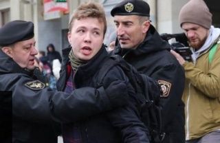 Avion deturnat la Minsk: Marturii ale pasagerilor despre arestarea jurnalistului Roman Protasevici Avion deturnat la Minsk: Marturii ale pasagerilor despre arestarea jurnalistului Roman Protasevici