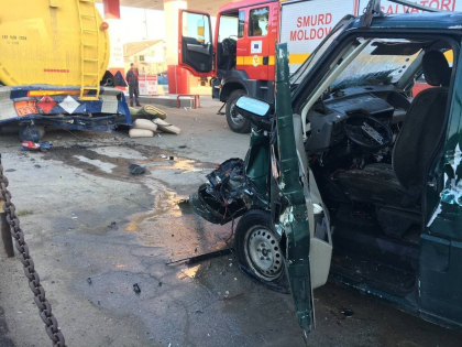 Accident grav in capitala. Un sofer a ajuns la spital, dupa ce s-a lovit intr-o autocisterna. Ce spune politia - FOTO