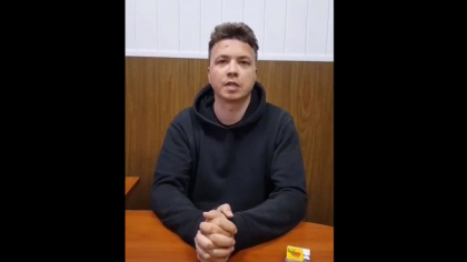 Tatal lui Roman Protasevici spune ca inregistrarea video a fost facuta sub constrangere: "Vorbea intr-un mod neobisnuit pentru el" Tatal lui Roman Protasevici spune ca inregistrarea video a fost facuta sub constrangere: "Vorbea intr-un mod neobisnuit pentru el"