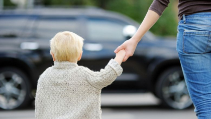 Un copil de nici 3 ani s-a urcat la volanul masinii parintilor si a provocat un accident
