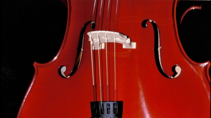 O violoncelista canta intr-un centru de ingrijiri paliative pentru a alina durerea pacientilor aflati in stare grava O violoncelista canta intr-un centru de ingrijiri paliative pentru a alina durerea pacientilor aflati in stare grava