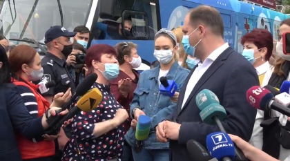 Scandal la centrul de vaccinare lansat in troleibuz. Ceban, luat la rost de o femeie care a venit sa se imunizeze: "Sa va fie rusine. Ati facut un show politic". Femeia - tinuta de politisti - VIDEO Scandal la centrul de vaccinare lansat in troleibuz. Ceban, luat la rost de o femeie care a venit sa se imunizeze: "Sa va fie rusine. Ati facut un show politic". Femeia - tinuta de politisti - VIDEO