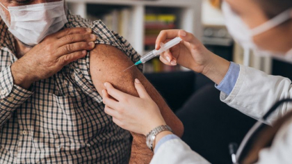 Campanie misterioasa de discreditare a vaccinului Pfizer in Franta. Mii de euro pentru ca influencerii sa spuna ca serul omoara oameni