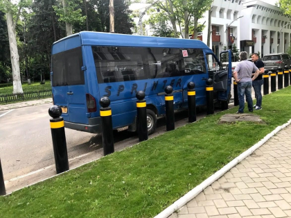 Accident cu implicarea unui microbuz de ruta in centrul capitalei. O pasagera - transportata la spital 