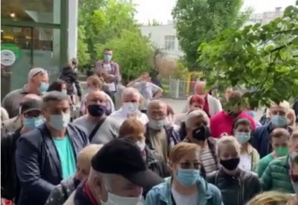 Rand imens si imbulzeala la centrul de vaccinare din troleibuz: oamenii cer Pfizer - VIDEO