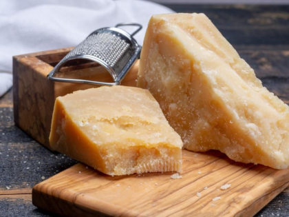 Un moldovean a fost prins de autoritatile italiene, dupa 7 ani de la furtul a 120 de roti de cascaval "Parmezan" Un moldovean a fost prins de autoritatile italiene, dupa 7 ani de la furtul a 120 de roti de cascaval "Parmezan"