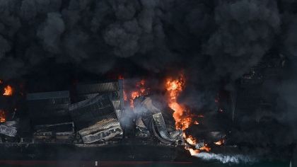 O nava care arde de opt zile a acoperit cu petrol si peleti de plastic plajele din Sri Lanka - FOTO