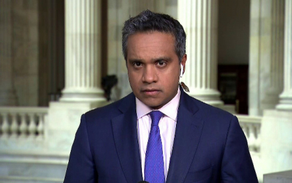 Musafir nepoftit la cadru. Corespondentul CNN in Congresul american a avut o reactie mai putin... calma atunci cand s-a trezit cu o cicada uriasa pe gat Musafir nepoftit la cadru. Corespondentul CNN in Congresul american a avut o reactie mai putin... calma atunci cand s-a trezit cu o cicada uriasa pe gat