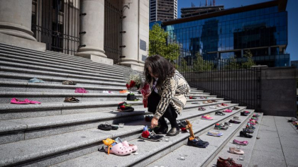 Canada: Au fost descoperite ramasitele a 215 copii indigeni ingropati pe terenul unei scoli rezidentiale