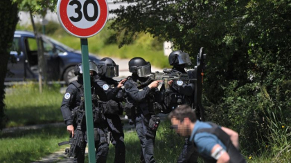 
Incident de securitate in Franta: O politista a fost injunghiata de mai multe ori chiar in sediul institutiei