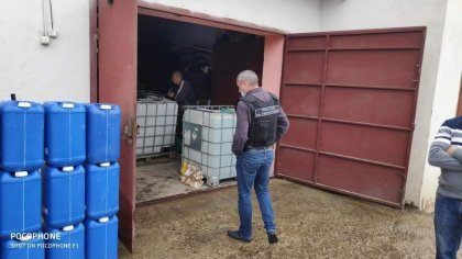 Peste 600 de pachete de tigari si 1500 litri de alcool, toate valoare de 250 mii lei - ridicate dintr-un service auto din Soroca - FOTO Peste 600 de pachete de tigari si 1500 litri de alcool, toate valoare de 250 mii lei - ridicate dintr-un service auto din Soroca - FOTO