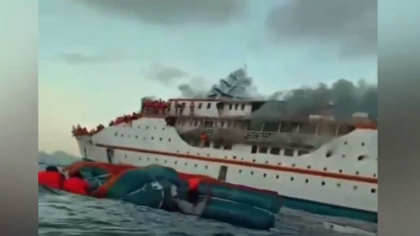 Un feribot a luat foc in Indonezia. 200 de pasageri si membrii echipajului s-au salvat sarind in apa - VIDEO