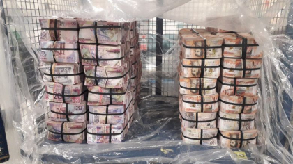 5 milioane de lire sterline confiscate, dupa ce politistii au vazut un barbat clatinandu-se sub greutatea gentilor cu bani - GALERIE FOTO