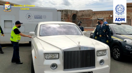 Un Rolls-Royce a fost confiscat de Politia de Frontiera. Are o dotare ilegala! Un Rolls-Royce a fost confiscat de Politia de Frontiera. Are o dotare ilegala!