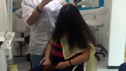 O fetita de 8 anisori a calcat pragul salonului, insotita de mama ei. Ar fi vrut sa se tunda. Coafeza a inlemnit cand a vazut ce e in parul micutei cliente